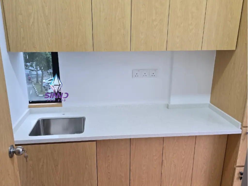 White Mirror (5).webp