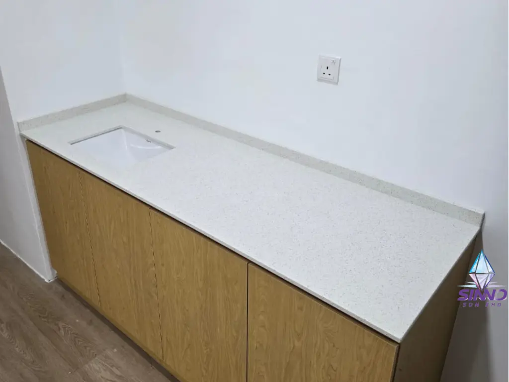 White Mirror (6).webp