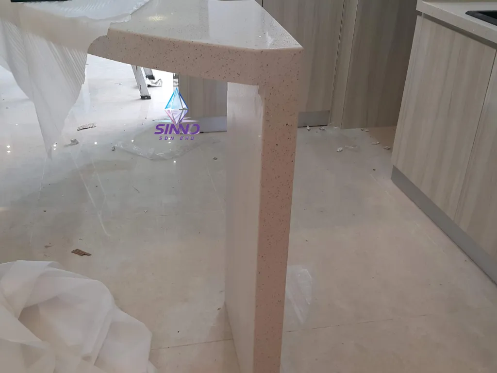 White Mirror (9).webp
